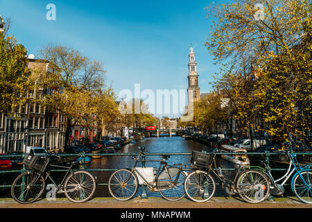 AMSTERDAM, PAESI BASSI - Novembre 08, 2017: Biciclette e olandese case sul canale di Amsterdam In autunno Foto Stock