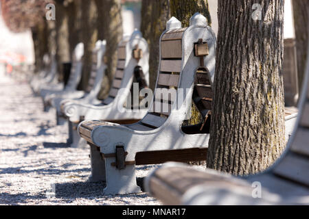 Panchine in un parco pubblico in Niagara Falls, Ontario, Canada. Foto Stock