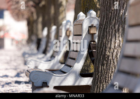 Panchine in un parco pubblico in Niagara Falls, Ontario, Canada. Foto Stock