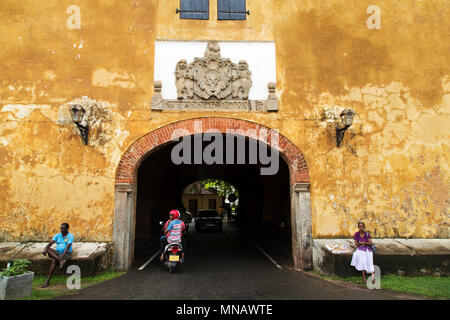 Il VOC stemma a Galle nello Sri Lanka. Il simbolo dei Paesi Bassi " società coloniale è in Maritime Archaeology museum. Foto Stock