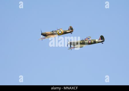 Due Supermarine Spitfires MH434 e N3200 battenti in stretta formazione a Shuttleworth Season premiere, celebrando il centenario della Royal Air Force Foto Stock