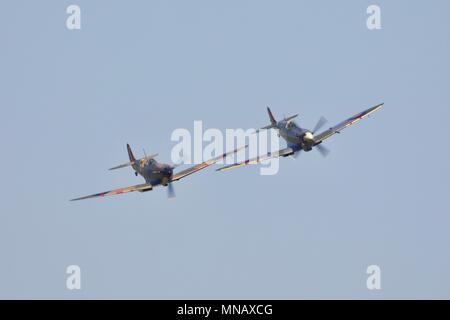 Due Supermarine Spitfires MH434 e N3200 battenti in stretta formazione a Shuttleworth Season premiere, celebrando il centenario della Royal Air Force Foto Stock