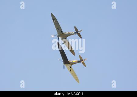 Due Supermarine Spitfires MH434 e N3200 battenti in stretta formazione a Shuttleworth Season premiere, celebrando il centenario della Royal Air Force Foto Stock