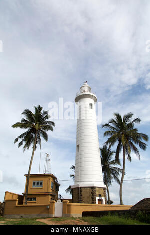 Galle faro in Galle, Sri Lanka, il punto di riferimento risale al 1938 ed è noto anche come la Pointe de Galle luce. Foto Stock