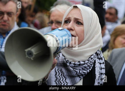 Ireland-Palestine Campagna di Solidarietà (IPSC) sedia Fatin Al Tamimi parla ad una manifestazione chiamata da parte del gruppo a O'Connell Street a Dublino dopo più di 60 palestinesi sono stati uccisi e circa 2 mila feriti da parte delle forze israeliane durante le proteste di lunedì. Foto Stock