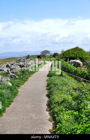 Coppia di mezza età a piedi lungo il sentiero sul fiume Wyre estuary al Knott fine,lancashire, Regno Unito Foto Stock