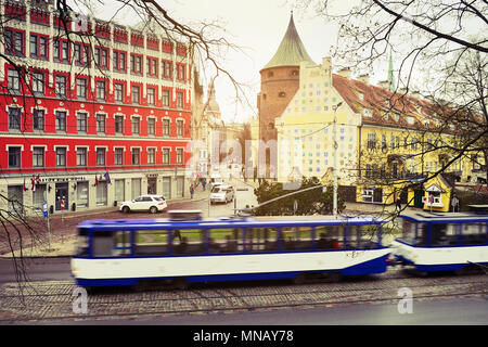 Riga, Lettonia. Zigfrida Annas Meierovica bulvaris street con passaggio di tram. Città vecchia di Riga. Retrò stile vintage. Foto Stock