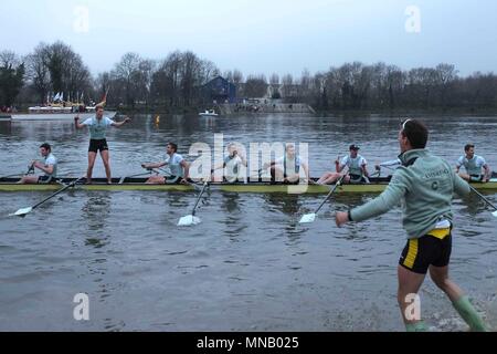 Gli uomini di equipaggio di Cambridge University Boat Club di festeggiare la conquista la loro corsa in barca sul fiume Tamigi a Londra, nel Regno Unito il 24 marzo 2018. Foto Stock