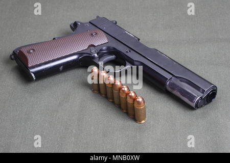 Backgrbackground con governo colt m1911sound con governo colt m1911 Foto Stock