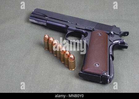 Backgrbackground con governo colt m1911sound con governo colt m1911 Foto Stock