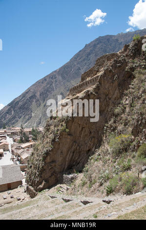 Ollantaytambo sopra la valle sacra in Perù Foto Stock