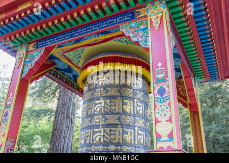 Mani ruota di preghiera nella terra del Buddha della Medicina Retreat Center. Soquel, Santa Cruz County, California, Stati Uniti d'America. Foto Stock