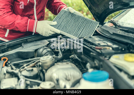 Il meccanico automatico sostituisce la vettura del filtro interno. Foto Stock