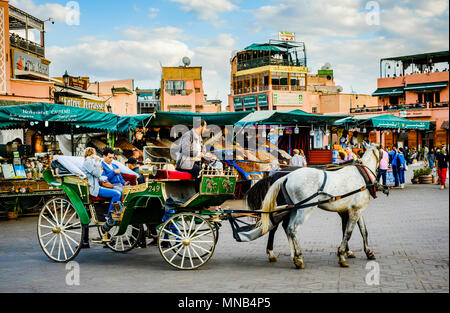 Carro trainato da cavalli di prendere i turisti per un giro in Piazza Jemaa El Fnaa, un sito Patrimonio Mondiale dell'Unesco, a Marrakech, Marocco, Africa del Nord Foto Stock