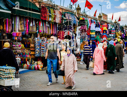 Scena generale di Jemaa El Fna, un sito Patrimonio Mondiale dell'Unesco, a Marrakech, Marocco, Africa del Nord Foto Stock