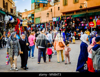 Scena generale di Jemaa El Fna, un sito Patrimonio Mondiale dell'Unesco, a Marrakech, Marocco, Africa del Nord Foto Stock