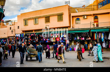 Scena generale di Jemaa El Fna, un sito Patrimonio Mondiale dell'Unesco, a Marrakech, Marocco, Africa del Nord Foto Stock