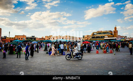 Scena generale di Jemaa El Fna, un sito Patrimonio Mondiale dell'Unesco, a Marrakech, Marocco, Africa del Nord Foto Stock