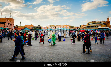 Scena generale di Jemaa El Fna, un sito Patrimonio Mondiale dell'Unesco, a Marrakech, Marocco, Africa del Nord Foto Stock