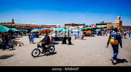 Scena generale di Jemaa El Fna, un sito Patrimonio Mondiale dell'Unesco, a Marrakech, Marocco, Africa del Nord Foto Stock