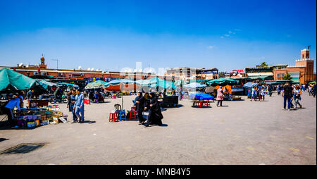 Scena generale di Jemaa El Fna, un sito Patrimonio Mondiale dell'Unesco, a Marrakech, Marocco, Africa del Nord Foto Stock