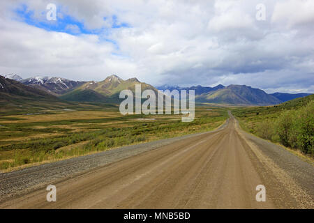 Infinite Dempster Highway vicino al circolo polare artico, Canada Foto Stock