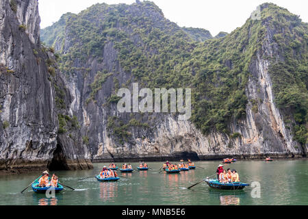 Tourist godendo di diverse attività tra cui canottaggio a Halong Bay Vietnam Foto Stock