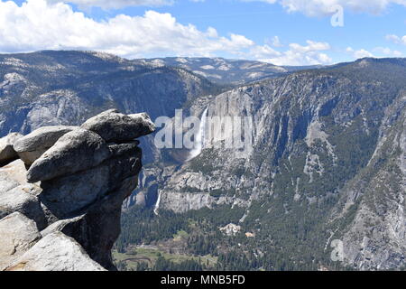 Yosemite Falls visto dal punto ghiacciaio, il Parco Nazionale Yosemite in California Foto Stock