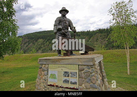 DAWSON CITY, Yukon, Canada, 24 giugno 2014: Il Monumento del minatore George Washington Carmack a Dawson City, il Canada il 24 giugno 2014 Foto Stock