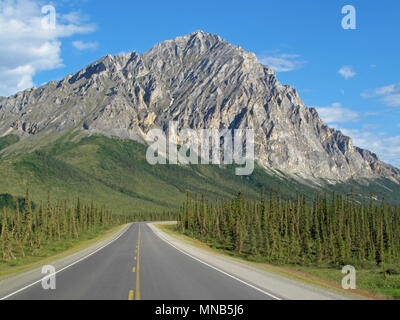 Vista di Dalton autostrada con montagne, che conduce da Fairbanks di Prudhoe Bay, Alaska, STATI UNITI D'AMERICA Foto Stock