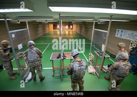 Stati Uniti I soldati con il secondo segnale di teatro brigata, preparare le loro armi per la M4 carbine sezione di sparo dell'unità guerriero migliore concorrenza nel Wingene, Belgio, 13 marzo 2018. (U.S. Esercito Foto Stock