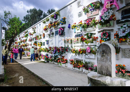 San Lazaro cimitero, Antigua, Guatemala - 2 Novembre 2014: Persone decorano cripte del defunto con ghirlande e fiori nel giorno della commemorazione di tutti i defunti. Foto Stock
