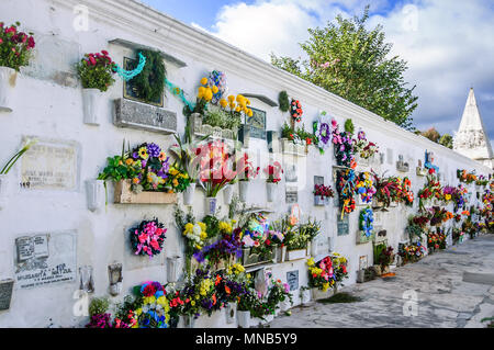 San Lazaro cimitero, Antigua, Guatemala - 2 Novembre 2014: fiori e ghirlande mausoleo di copertura nel giorno della commemorazione di tutti i defunti nella città coloniale spagnola di Antigua. Foto Stock