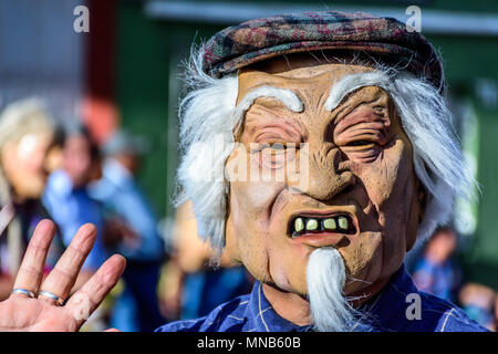 Cuidad Vieja, Guatemala - 7 Dicembre 2015: locali nella tradizionale danza folk di maschere e costumi parade & dance in strada Foto Stock