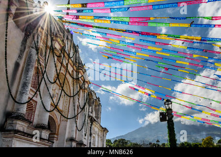 Una delle più antiche chiese cattoliche nel piccolo villaggio in Guatemala con Agua vulcano dietro. Foto Stock