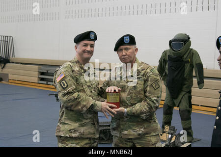 Col. Mark R. Faria, sinistra e ex comandante della cinquantaduesima Ordnance Gruppo (EOD), XX chimici, biologici, radiologici, nucleari e ad alta resa comando esplosiva, riceve l'ultima shell sparato durante gli onori di Brig. Gen. James E. Bonner, Comandante generale del XX CBRNE Cmd. durante un cambio del comando cerimonia in Sabo fisica Centro Fitness su Fort Campbell, Ky., Marzo 14, 2018. Bonner aveva rinviato la onori Faria in riconoscimento per Faria è ora al comando del gruppo come questa cerimonia è stato quando Faria rinunciato a comando come questa cerimonia è stato quando Faria rinunciato a comando. (U.S. Braccio Foto Stock