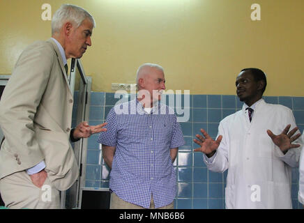 Peter Barlerin, Ambasciatore degli Stati Uniti in Camerun e Briga. Gen. Eugene J. Il LeBoeuf, deliberando comandante generale per gli Stati Uniti Army Africa, visitare il Garoua regionale dell'ospedale dove il medico USARAF Readiness Training team di esercizio di assistere con competenza medica Marzo 15, 2018. Barlerin (SUIT) e il LeBoeuf discutere i problemi con il personale. Task Force Darby organi di servizio in posizione di emergenza Garoua sono in servizio in un ruolo di supporto per i militari camerunesi nella lotta contro i violenti organizzazione estremista Boko Haram. Foto Stock