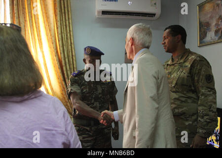 Peter Barlerin, Ambasciatore degli Stati Uniti in Camerun, visite Task Force Darby alla posizione di contingenza Garoua, Camerun Marzo 15. Barlerin scuote le mani con il Generale di Brigata Eba Eba dei militari camerunesi sul suo modo di visitare la Garoua Ospedale Regionale per un medico USARAF esercizio. TF Darby servire i membri al CL Garoua, sono in servizio in un ruolo di supporto per i militari camerunesi nella lotta contro i violenti organizzazione estremista Boko Haram. Foto Stock