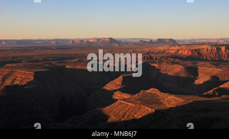 Il parco statale Goosenecks e Monument Valley, vista dal punto di Muley diritto dopo l'alba, STATI UNITI D'AMERICA Foto Stock