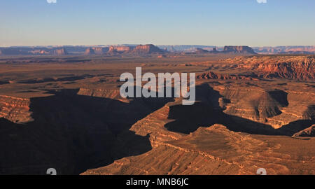 Il parco statale Goosenecks e Monument Valley, vista dal punto di Muley diritto dopo l'alba, STATI UNITI D'AMERICA Foto Stock