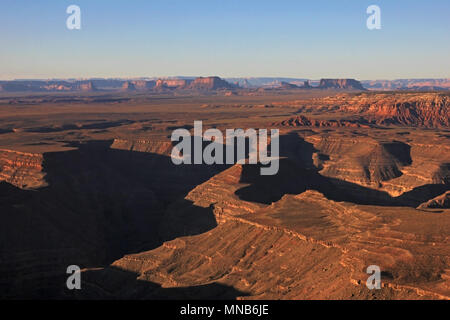 Il parco statale Goosenecks e Monument Valley, vista dal punto di Muley diritto dopo l'alba, STATI UNITI D'AMERICA Foto Stock