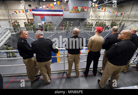 Laghi, Ill. (15 marzo 2018) Master Chief Sottufficiali della Marina (MCPON) Steven Giordano, sinistra, colloqui con Adm posteriore. Mike Bernacchi, comandante del servizio navale del comando di formazione circa il nuovo corso di formazione al reclutamento di formazione di comando (RTC). MCPON era in RTC per vedere le modifiche nel curriculum di un più intenso addestramento pratico. La formazione comprende la linea di movimentazione e marinaio a bordo della USS Marlinspike l'arte marinaresca di base Trainer. (U.S. Navy Foto Stock