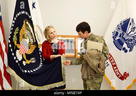 Linda Farrell, DLA supporto alle truppe di bandiera supervisore in camera, sinistra, spiega la bandiera presidenziale del processo di fabbricazione dell'esercito Il Mag. Gen. Barbara Holcomb, U.S. Army Medical Research e Materiel Command comandante generale, diritto, a DLA supporto alle truppe, Marzo 16, 2018 a Philadelphia. Holcomb visitato DLA supporto alle truppe per imparare circa la sua missione e il sostegno dell'esercito preparazione medica. Foto Stock