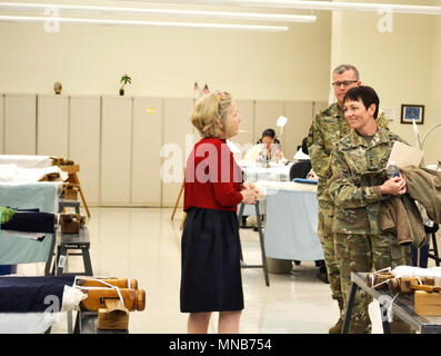 Linda Farrell, DLA supporto alle truppe di bandiera supervisore in camera, sinistra, discute bandiera sala operazioni con esercito il Mag. Gen. Barbara Holcomb, U.S. Army Medical Research e Materiel Command comandante generale, diritto, a DLA supporto alle truppe, Marzo 16, 2018 a Philadelphia. Holcomb visitato DLA supporto alle truppe per imparare circa la sua missione e il sostegno dell'esercito preparazione medica. Foto Stock