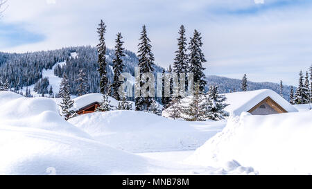 Coperta di neve tetti di case nel villaggio di sci della famosa località sciistica di Sun picchi nella splendida British Columbia, Canada Foto Stock