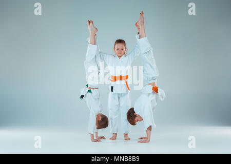 I ragazzi di combattere ad Aikido la formazione nella scuola di arti marziali. Uno stile di vita sano e concetto di sport Foto Stock