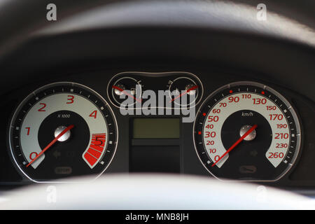 Per interni auto dettagli del cruscotto con luci di indicazione Foto Stock