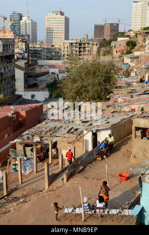 ANGOLA LUANDA, dovuta ai ricavi da olio e le esportazioni di diamanti un boom edilizio è visto everwhere e i prezzi immobiliari sono estremamente alto e moderno edificio in contrasto con la baraccopoli di capanne / ANGOLA LUANDA , durch Einnahmen aus Oel und Diamanten Exporten gibt es einen gigantischen Bauboom und Luanda rangiert als einer der teuersten Immobilienplaetze weltweit Foto Stock