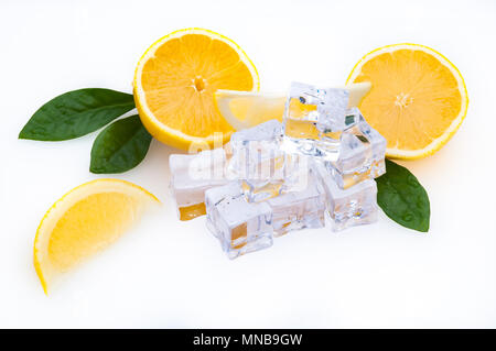 Cubetti di ghiaccio freddo, e metà di fresche, luminose succosa limone su uno sfondo bianco. Foto Stock