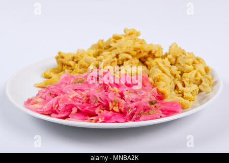 Intero in pasta di grano con tofu su sfondo bianco Foto Stock